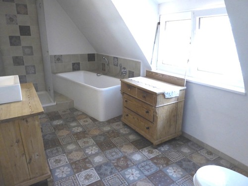 Bad mit Wanne und Dusche - 