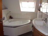 Badezimmer mit Dusche und Wanne unterer Bereich - 