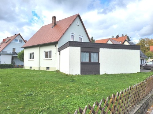 Ostansicht - Einfamilienhaus mit Doppelgarage in Kirchehrenbach zu vermieten.