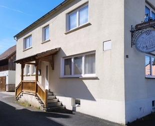 Wohnhaus mit ehemaliger Gastwirtschaft und Scheune in Leups bei Pegnitz zu verkaufen.