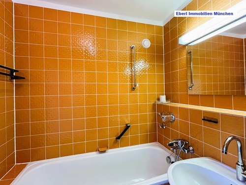 Badezimmer mit Wanne - 