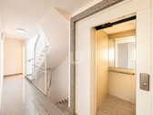 Treppenhaus mit Aufzug - 