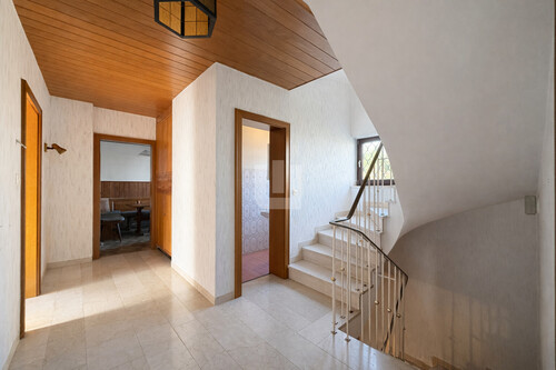 Flur EG - 6 Zimmer Doppelhaushälfte zum Kaufen in Gröbenzell