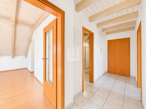 Flur - 3 Zimmer Dachgeschoßwohnung zur Miete in Egenhofen / Unterschweinbach