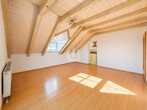 Wohnzimmer - Dachgeschoßwohnung mit 70,00 m&sup2; in Egenhofen / Unterschweinbach zur Miete