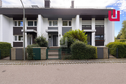 Außenansicht - WINDISCH - Neuwertiges RMH mit gehobener Ausstattung inkl. EBK und Garten zentral in Gröbenzell