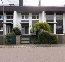 WINDISCH - Neuwertiges RMH mit gehobener Ausstattung inkl. EBK und Garten zentral in Gröbenzell