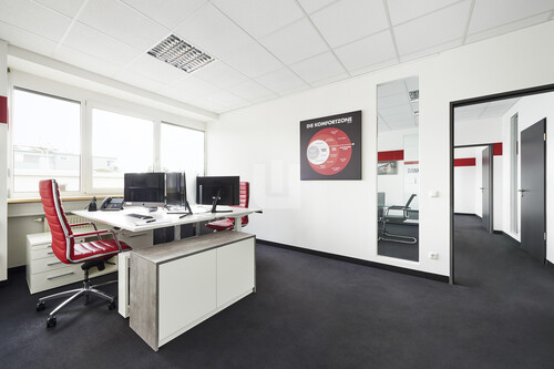 Büroraum linker Flügel - WINDISCH IMMOBILIEN - 3-Zimmer-Büro in modernem Bürokomplex 'Stockwerk' frei ab 01.09.26