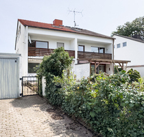 WINDISCH IMMOBILIEN - Sanierungsbedürftige DHH mit viel Potential in verkehrsberuhigter Straße - Gröbenzell