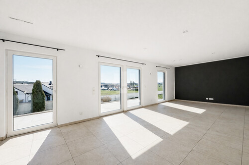 Wohnzimmer - 5 Zimmer Einfamilienhaus in Oberschweinbach