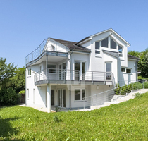 WINDISCH - Einzigartiges, modernes Architektenhaus auf großem Hanggrundstück mit Panoramaseeblick! - Herrsching am Ammersee / Breitbrunn am Ammersee