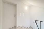 Treppenhaus mit Eingang - 3 Zimmer Dachgeschoßwohnung zum Kaufen in Gröbenzell