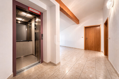 Treppenhaus mit Aufzug - 