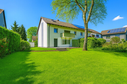 Gartenansicht im Sommer (KI generiert) - 