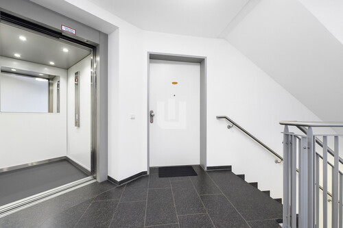 Wohnungseingang - 4 Zimmer Etagenwohnung zum Kaufen in München