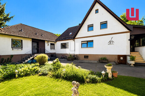 Windisch Immobilien - WINDISCH - Zwei Häuser auf großem Grundstück mit Entwicklungspotential in Ortsrandlage v. Gröbenzell