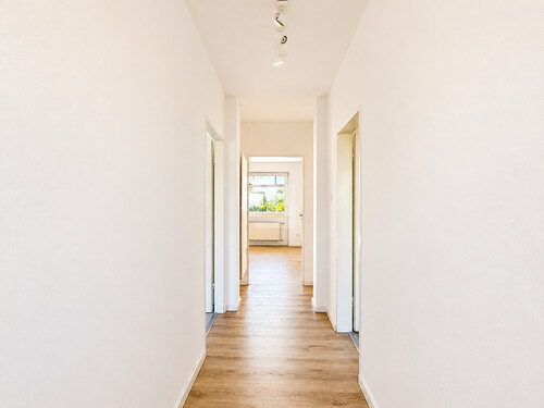 Flur im EG - 8 Zimmer Reihenmittelhaus zum Kaufen in Eichenau