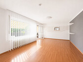 Wohnzimmer_Wohnung 2 EG - 13 Zimmer Mehrfamilienhaus, Wohnhaus zum Kaufen in Fürstenfeldbruck