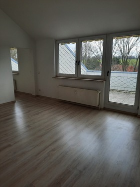 Wohnzimmer mit Ausgang Balkon - 2 Zimmer 2- Zimmerwohnung zur Miete in Neusalza-Spremberg