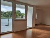 Wohnzimmer mit Balkon - 3- Zimmerwohnung zur Miete in Neusalza-Spremberg