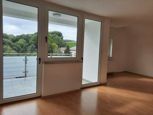Wohnzimmer mit Balkon - 3- Zimmerwohnung zur Miete in Neusalza-Spremberg