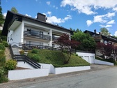 Hausansicht (2) - 3 Zi-Dachgeschosswohnung im Feriengebiet