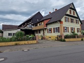 Hausansicht mit Ökonomiegebäude - Ländliches Wohnen mit einem Hauch von Geschichte wird möglich