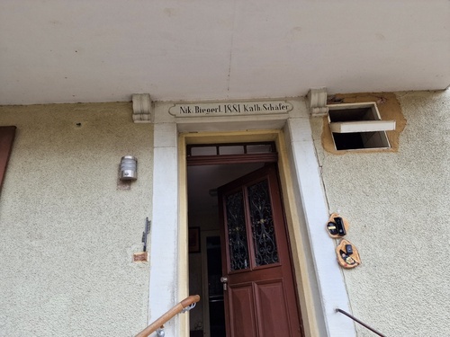 Hauseingang mit Jahreszahl 1881 - Zweifamilienhaus mit 268,00 m² in Neuried zum Kaufen