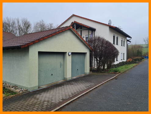 Ansicht mit Garage - 3-Zimmer-Wohnung in Bad Wildungen zu vermieten