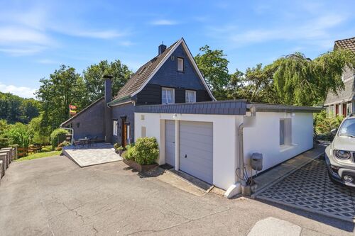 Aussenansicht Front - 7 Zimmer Einfamilienhaus zum Kaufen in Wermelskirchen