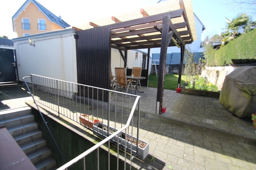 Rückansicht_Terrasse und Kellereingang - 