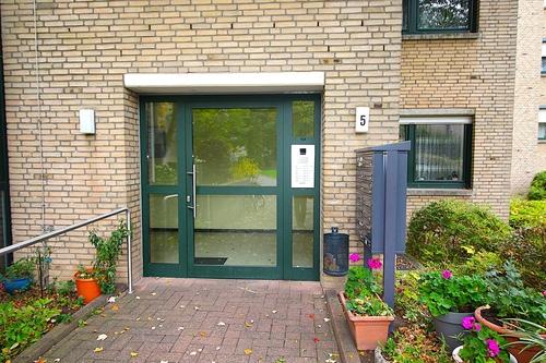 Hauseingang2 - Etagenwohnung mit 103,00 m&sup2; in Bonn / Tannenbusch zum Kaufen