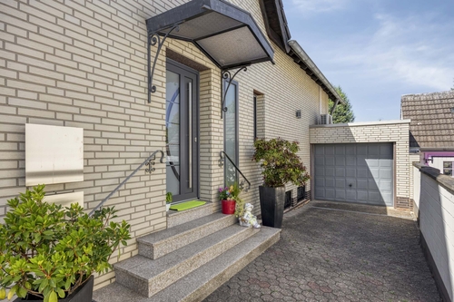 Eingang 7a - 10 Zimmer Zweifamilienhaus in Weilerswist