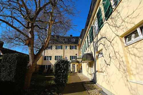 Winter Weg von Garage zum Hauseingang - 