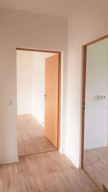 Flur mit Blick zum Wohnzimmer - 