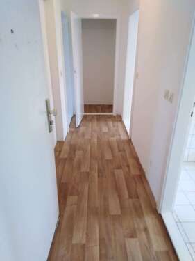 Flur - Erdgeschoßwohnung mit 60,00 m&sup2; in Elstra zur Miete