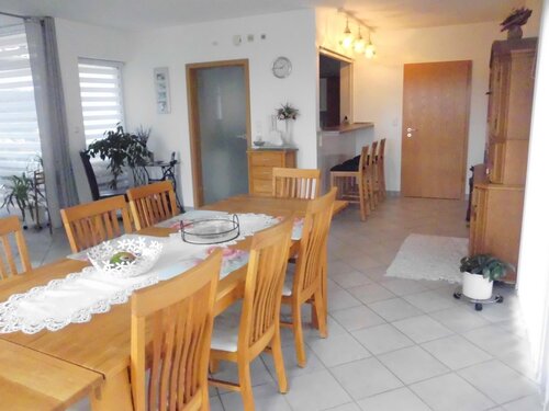 Esszimmer mit Blick auf Küchentheke - 