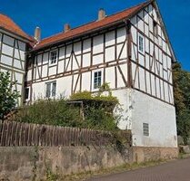 Alheim, Wohnhaus mit Nebengebäude