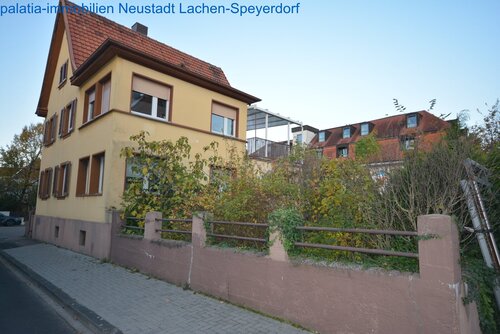 Seitenansicht - 7 Zimmer Zweifamilienhaus zum Kaufen in Neustadt