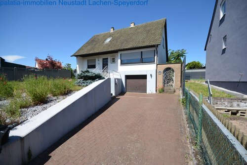 Hausfront mit Zuweg - Neu in unserem Immobilienteam Familienhaus in ruhiger Lage