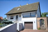 Haus mit seitlichen Zugang und Garage - 