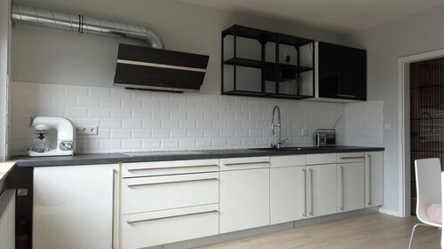 Küche - Hochwertig sanierte, sehr geräumige 2,5-Zimmer EG Wohnung mit EBK in Antweiler