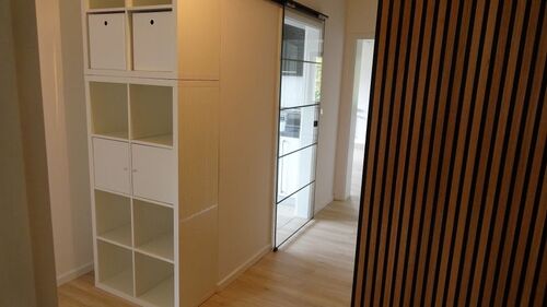 Flur und Glasschiebetür zur Küche - 