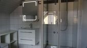 Badezimmer - Spiegel und Dusche - 
