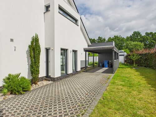 Außenbereich mit Carport/Stellplätzen - 4 Zimmer Doppelhaushälfte zum Kaufen in Wiefelstede