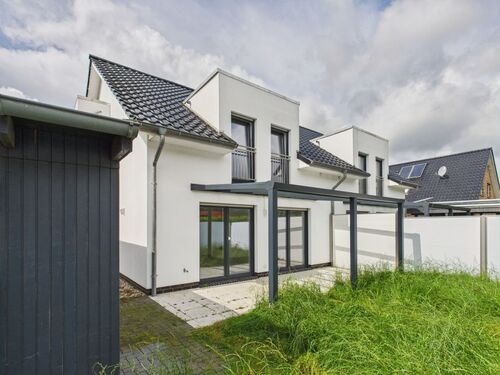 Terrasse mit Glasüberdachung - 4 Zimmer Doppelhaushälfte in Wiefelstede