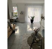 schöne, helle-ebenso seniorengerechte- 2-Zi-Whg mit EBK, Marmorboden, Balkon,Terrasse und Gartenanteil - Aidlingen-3