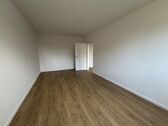 Zimmer mit neuem Designbodenbelag - *Neu renovierte 3-Raum-Wohnung mit Balkon in Marienfeld*