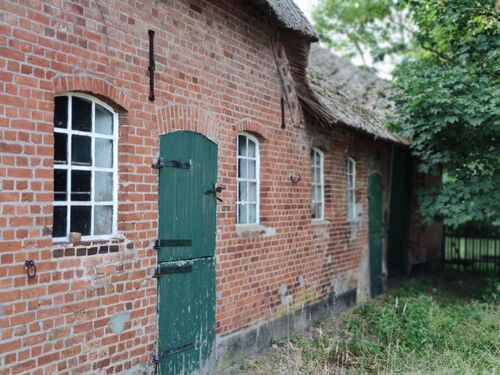 Backsteinfassade mit historischen Fenstern und Seiteneingang - 4 Zimmer Bauernhaus, Landhaus zum Kaufen in Seeth
