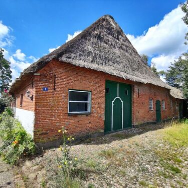 Straßenseitige Ansicht des denkmalgeschützten Hauses - Provisionsfrei* Denkmalgeschütztes Reetdachhaus von 1865 - großes Grundstück & Ausbaupotenzial